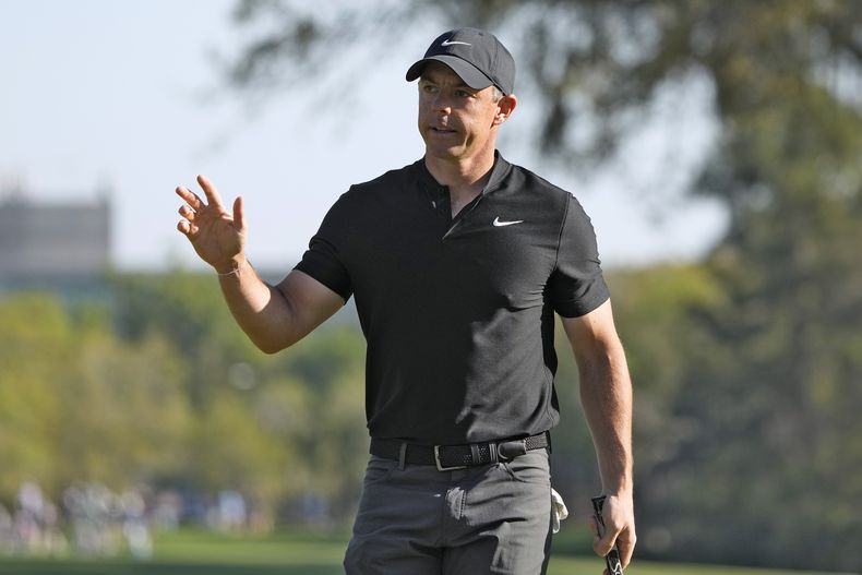 Rory McIlroy, de Irlanda del Norte, saluda a la galería después de hacer un putt para birdie en el hoyo 14 durante la primera ronda del torneo de golf The Players Championship, el jueves 14 de marzo de 2024, en Ponte Vedra Beach, Florida (AP Foto/Lynne Sladky)