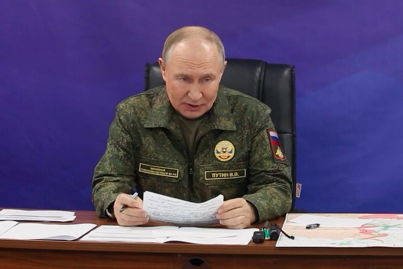 En esta imagen tomada de un video publicado por la Oficina de prensa de la presidencia rusa el domingo 26 de octubre de 2025, el presidente de Rusia, Vladímir Putin, habla mientras visita uno de los puestos del Grupo de Fuerzas Conjuntas. (Oficina de prensa de la presidencia rusa via AP)