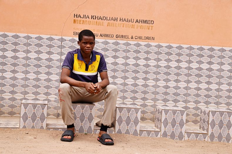 Un estudiante de un orfanato que fue secuestrado junto con otros por hombres armados a finales de abril, aparece en una fotografía tomada tras su liberación en Lokoja, Nigeria, el jueves 7 de mayo de 2026. (Foto AP/Haruna Yahaya)