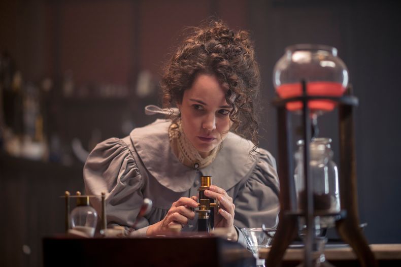 Esta imagen difundida por ViX muestra a Camila Sodi en una escena de la serie El Dentista. (ViX vía AP)