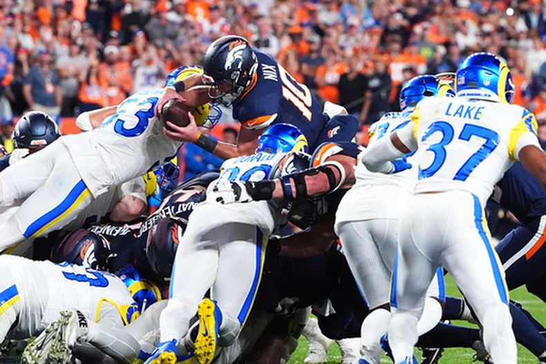 Bo Nix (10), quarterback de los Broncos de Denver, anota un touchdown frente a los Rams de Los Ángeles durante la segunda mitad del partido de la NFL, el domingo 27 de septiembre de 2026, en Denver. (AP Foto/David Zalubowski)