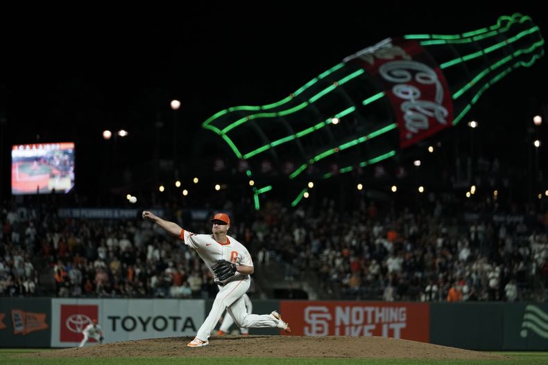 Alex Cobb, lanzador de los Gigantes de San Francisco, labora en el duelo ante los Rojos de Cincinnati, el martes 29 de agosto de 2023 (AP Foto/Godofredo A. Vásquez)