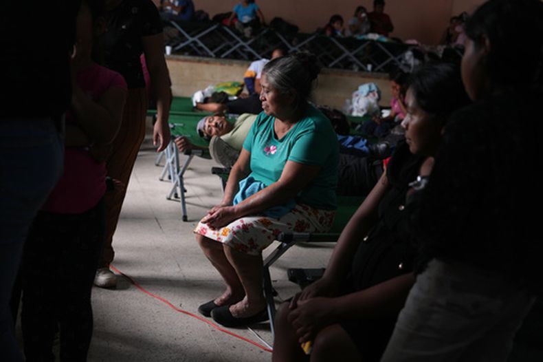 Residentes evacuados de las áreas que rodean el Volcán de Fuego descansan en un refugio temporal en San Juan Alotenango, Guatemala, el martes 4 de agosto de 2026. (AP Foto/Moises Castillo)