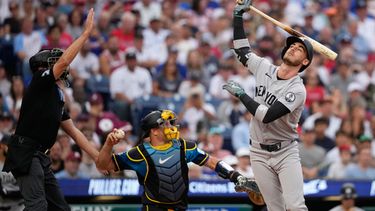 Cody Bellinger, derecha, de los Yankees de Nueva York, reacciona después de poncharse frente al lanzador de los Filis de Filadelfia, Jesús Luzardo, durante la segunda entrada del juego de béisbol de Grandes Ligas, el viernes 24 de julio de 2026, en Filadelfia. (AP Foto/Matt Slocum)