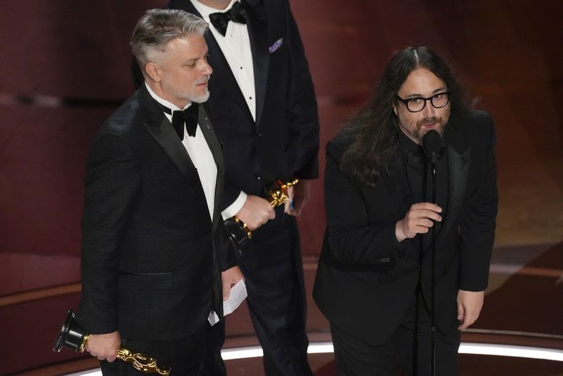 ARCHIVO - Dave Mullins, izquierda, y Sean Ono Lennon aceptan el premio al mejor corto animado por War Is Over! Inspired by the Music of John & Yoko durante los Oscar el 10 de marzo de 2024, en Los Ángeles. (Foto AP/Chris Pizzello, archivo)
