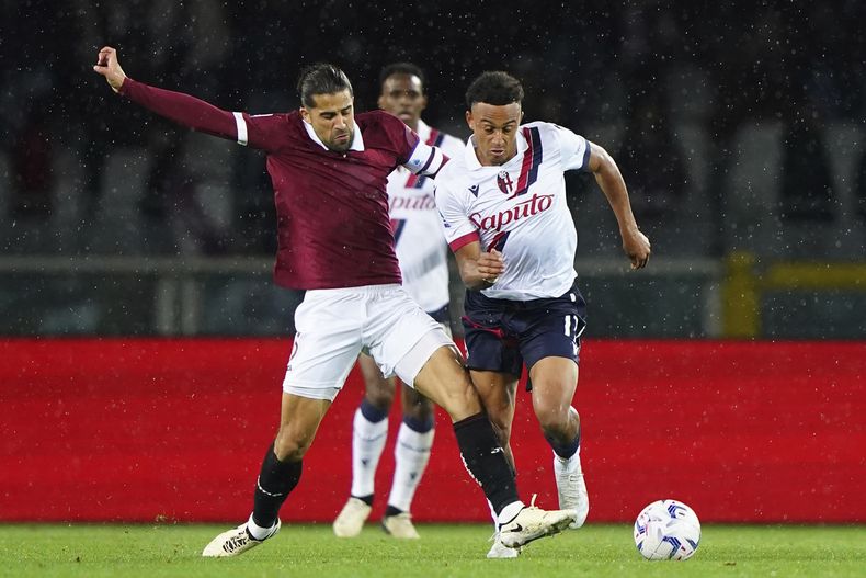 El defensa del Torino, Ricardo Rodríguez (izquierda) y el atacante del Bologna Dan Ndoye disputan el balón durante el partido de la Liga de Italia entre Torino y Bologna en el Estadio Olímpico de Turín, en Turín, Italia, el viernes 3 de mayo de 2024. (Spada/LaPresse via AP)