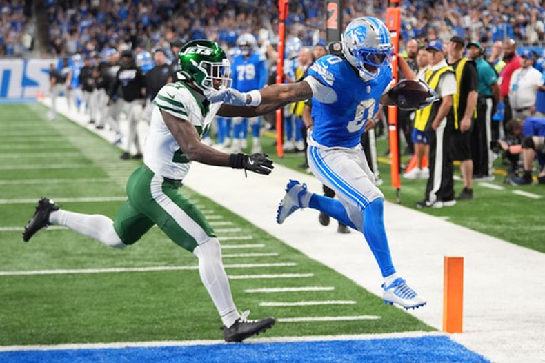 Jahmyr Gibbs (0), de los Lions de Detroit, corre para un touchdown superando a Brandon Stephens, de los Jets de Nueva York, durante la segunda mitad del partido de la NFL del domingo 27 de septiembre de 2026, en Detroit. (AP Foto/Paul Sancya)