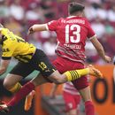 ARCHIVO - Foto del 21 de mayo del 2023, Raphael Guerreiro del Borussia Dortmund pelea por el balón con Elvis Rexhbecaj del Augsburg en el encuentro de la Bundesliga. El viernes 23 de junio del 2023, Guerreiro firma con el Bayern Munich. (AP Foto/Matthias Schrader, Archivo)