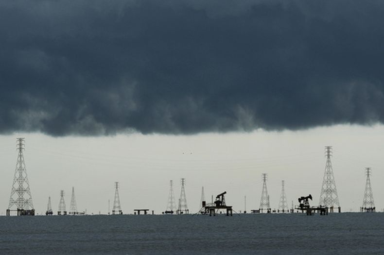 ARCHIVO - Nubes formadas sobre bombas de extracción y torres de transmisión en el lago Maracaibo en Cabimas, Venezuela, el 1 de septiembre de 2026. (AP Foto/Ariana Cubillos, Archivo)