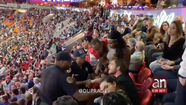 hombre se resiste al arresto en juego del miami heat y termina arrestado por la fuerza