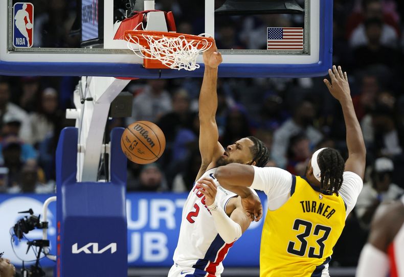Cade Cunningham (2), de los Pistons de Detroit, retaca el balón superando la marca defensiva de Myles Turner (33), de los Pacers de Indiana, durante la segunda mitad del juego de baloncesto de la NBA, el miércoles 23 de octubre de 2024, en Detroit. (AP Foto/Duane Burleson)