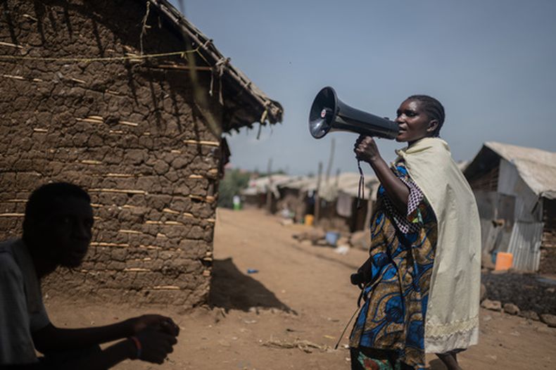 Machozi Naumi, de 45, durante una campaña para crear conciencia sobre el ébola en un campamento para desplazados ubicado en terrenos del Instituto Superior de Pedagogía, el martes 26 de mayo de 2026, en Bunia, República Democrática del Congo. (AP Foto/Moses Sawasawa)