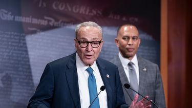 El líder de la minoría en el Senado, el demócrata Chuck Schumer, y el líder de la minoría en la Cámara de Representantes, el demócrata Hakeem Jeffries, actualizan a los reporteros luego de una reunión presencial con el presidente Donald Trump y la cúpula republicana sobre el inminente cierre de gobierno, el lunes 29 de septiembre de 2025, en el Capitolio, en Washington. (AP Foto/J. Scott Applewhite)