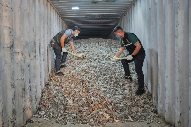 ARCHIVO – Funcionarios tailandeses presentan muestras de basura electrónica importada ilegalmente de Estados Unidos e incautada en el puerto de Bangkok, en una conferencia de prensa realizada en esa ciudad de Tailandia, el 14 de mayo de 2025. (AP Foto/Sakchai Lalit, Archivo)