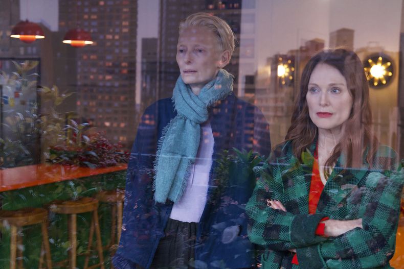 Esta imagen proporcionada por Sony Pictures Classics muestra a Julianne Moore, derecha, y Tilda Swinton en una escena de The Room Next Door.(Sony Pictures Classics via AP)