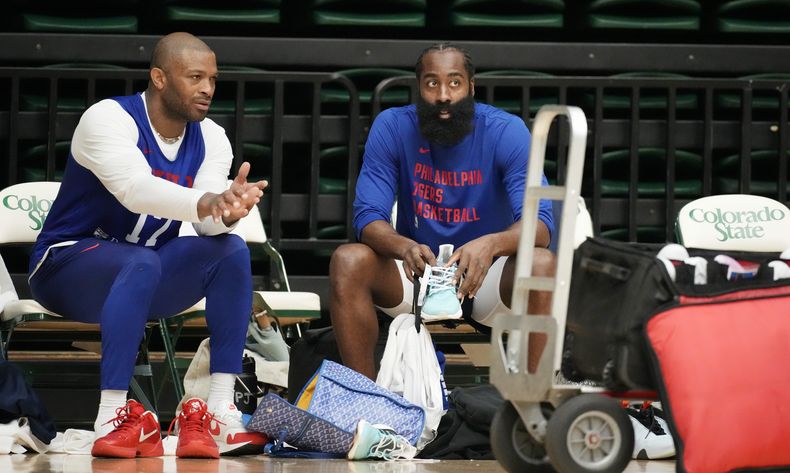 El alero de los 76ers de Filadelfia P.J. Tucker habla con el base James Harden durante una sesión de entrenamiento el jueves 5 de octubre del 2023 en Fort Collins, Colorado. (AP Foto/David Zalubowski)