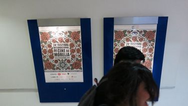 Dos personas pasan junto a carteles que promocionan la 24.ª edición del Festival de Cine de Morelia en la Ciudad de México, el jueves 24 de septiembre de 2026. (Foto AP/Berenice Bautista)