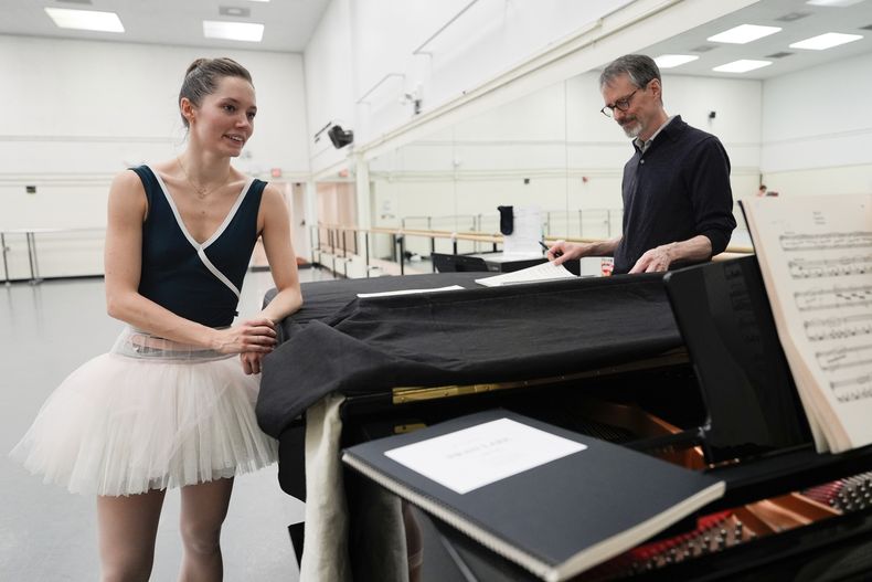 Unity Phelan, a la izquierda, se toma un descanso durante un ensayo para su papel de Odette, la reina de los cisnes, en El lago de los cisnes del Ballet de la Ciudad de Nueva York, el martes 25 de febrero de 2025, en Nueva York. (Foto AP/Julia Demaree Nikhinson)