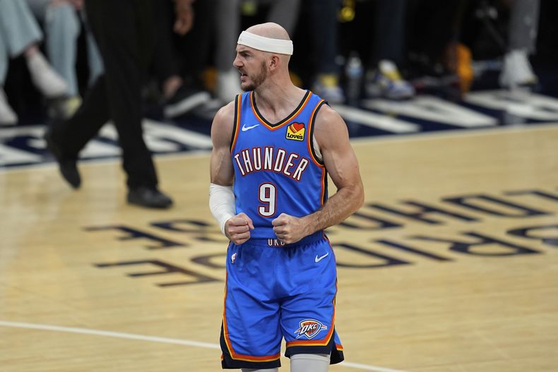 El escolta del Thunder de Oklahoma City, Alex Caruso (9), celebra durante la segunda mitad del Juego 4 de las Finales de la NBA contra los Pacers de Indiana, el viernes 13 de junio de 2025, en Indianápolis. (Foto AP/Abbie Parr)