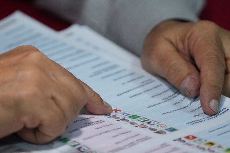 Un miembro designado por el Jurado Electoral Especial realiza el recuento de votos para las elecciones generales de 2026 en Lima, Perú, el miércoles 22 de abril de 2026. (Foto AP/Guadalupe Pardo)