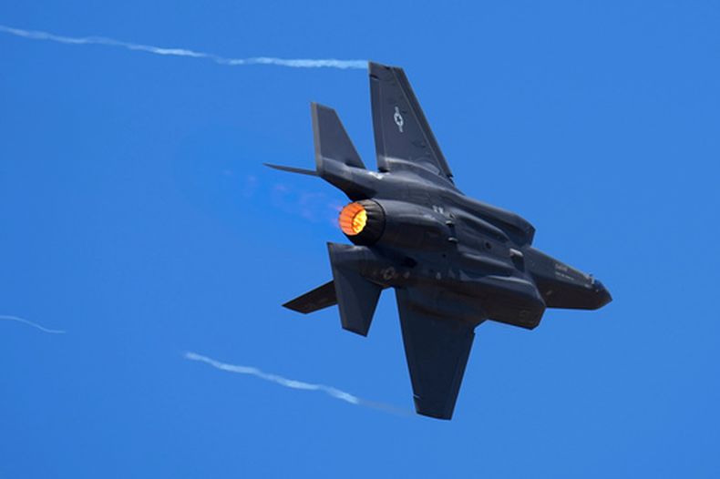 ARCHIVO - Un avión de combate F-35 de la Fuerza Aérea de EEUU realiza maniobras acrobáticas durante el segundo día de la feria Aero India 2023 en la base aérea de Yelahanka, en Bengaluru, India, el 14 de febrero de 2023. (AP Foto/Aijaz Rahi/Archivo)