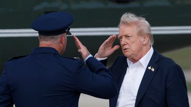 El presidente de Estados Unidos, Donald Trump, derecha, saluda al coronel de la Fuerza Aérea, Christopher M. Robinson, comandante de la 89na Ala Aerotransportada, antes de abordar el Marine One a su llegada a la Base Conjunta Andrews, en Maryland, el viernes 26 de septiembre de 2025, tras un viaje de un día al torneo de golf Ryder Cup en Bethpage Black en Farmingdale, Nueva York (AP Foto/Luis M. Alvarez)