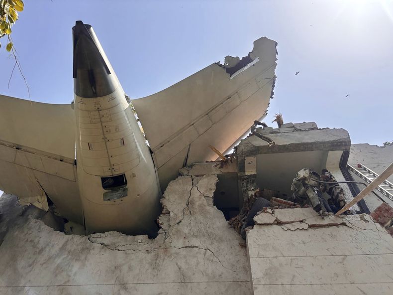 En esta foto, proporcionada por la Fuerza Central de Seguridad Industrial de India (CISF, por sus siglas en inglés) se muestran los restos de un avión que se estrelló en la ciudad de Ahmedabad, en el estado de Gujarat, en el noroeste de India, el jueves 12 de junio de 2025. (CISF vía AP)