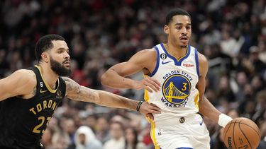 Con 43 puntos de Poole, Warriors superan a los Raptors