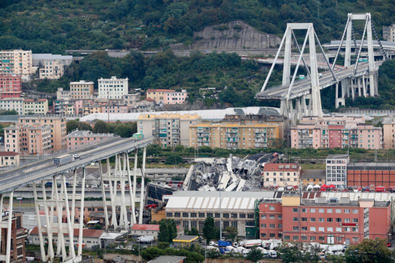 ARCHIVO - Autos bloqueados en el puente de autopista de Morandi después de que un tramo de la estructura se derrumbara el 14 de agosto de 2018 en Génova, en el norte de Italia. (AP Foto/Antonio Calanni, Archivo)