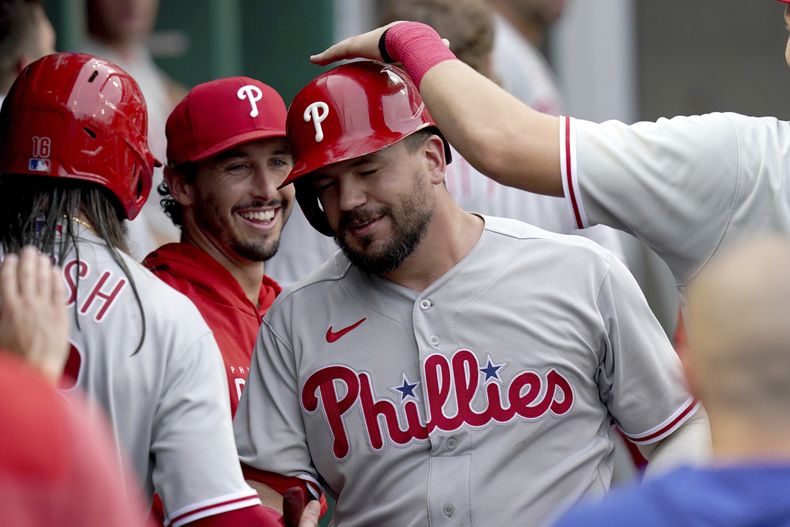 Kyle Schwarber, de los Filis de Filadelfia, recibe felicitaciones en la cueva luego de batear un jonrón de dos carreras en el juego del viernes 28 de julio de 2023, ante los Piratas de Pittsburgh (AP Foto/Matt Freed)