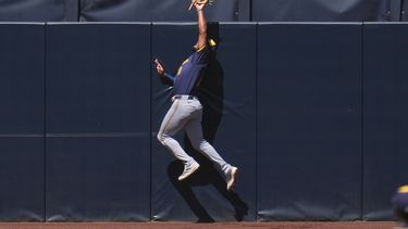 Jackson Chourio, jardinero central de los Cerveceros de Milwaukee, atrapa un elevado fretne al muro durante el encuentro del miércoles 24 de septiembre de 2025 ante los Padres de San Diego (AP Foto/Gregory Bull)