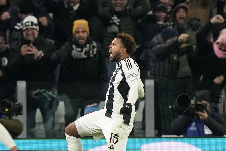 ARCHIVO - Foto del primero de diciembre del 2024, el jugador de la Juventus Weston McKennie celebra el segundo gol de su equipo en el encuentro de la Liga de Campeones ante el Manchester City. (AP Foto/Luca Bruno, Archivo)