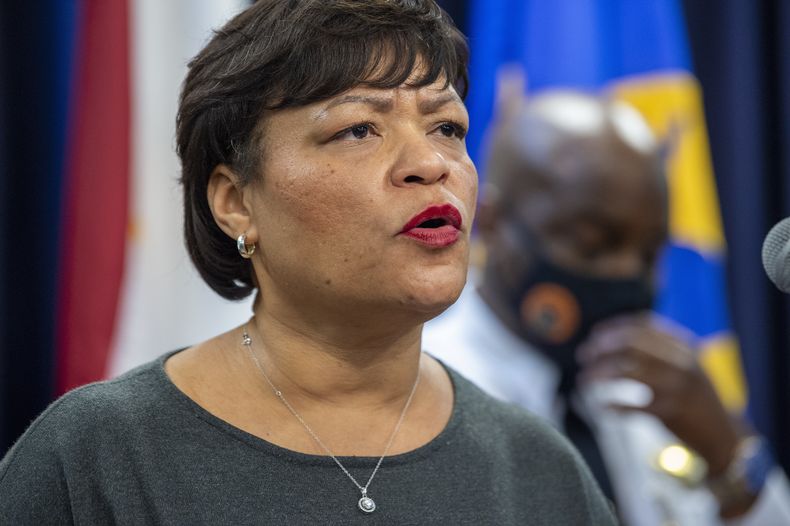 ARCHIVO - La alcaldesa de Nueva Orleans, LaToya Cantrell, habla en la sede de la policía en Nueva Orleans, el 2 de febrero de 2022. (Chris Granger/The Times-Picayune/The New Orleans Advocate via AP, Archivo)