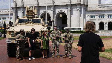 Miembros de la Guardia Nacional del Distrito de Columbia posan para fotografiarse con ciudadanos fuera de la Union Station, el sábado 16 de agosto de 2025, en Washington. (AP Foto/Julia Demaree Nikhinson)