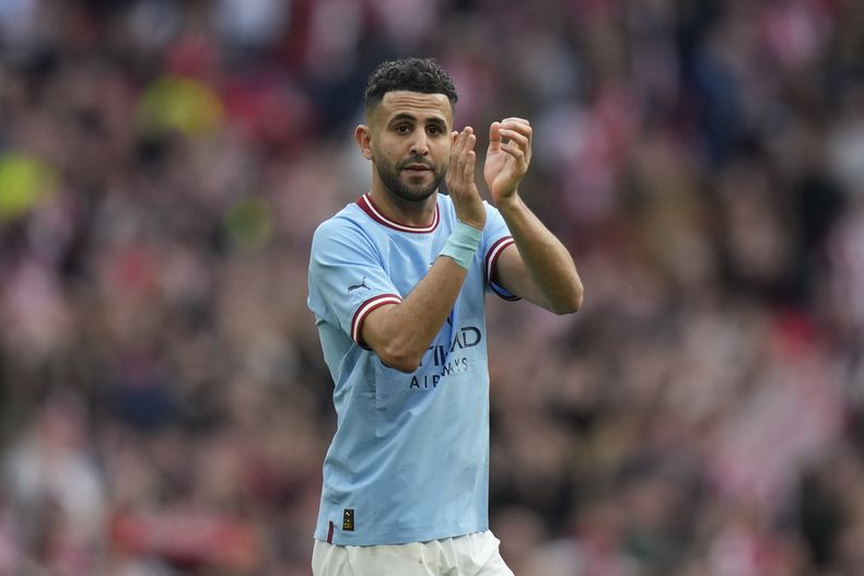 Riyad Mahrez del Manchester City aplaude frente a la afición tras el duelo de semifinales de la Copa FA ante el Sheffield United en el Estadio Wembley el sábado 22 de abril del 2023. El viernes 28 de julio del 2023, Mahrez firma con el Al-Ahli de Arabia Saudí. (AP Foto/Alastair Grant)
