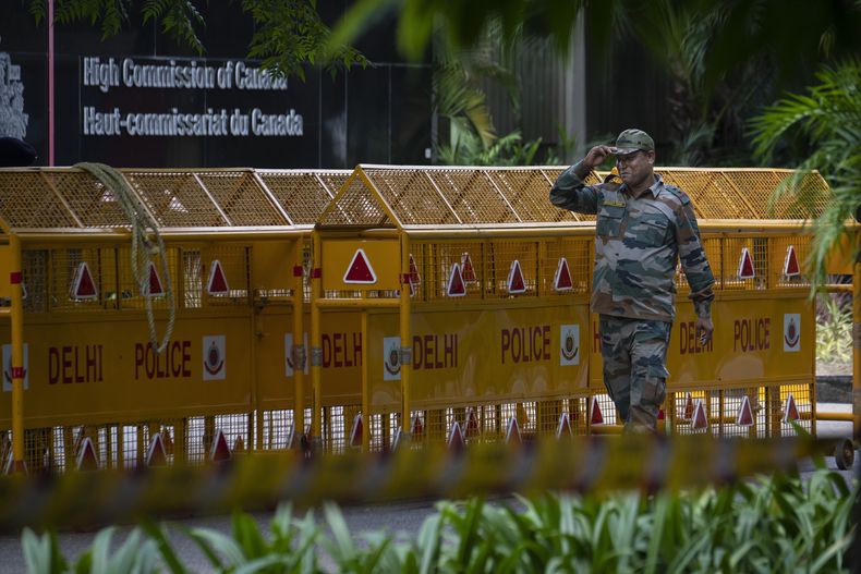 Un soldado paramilitar indio vigila junto a una barricada colocada afuera del Alto Comisionado Canadiense, en Nueva Delhi, India, el martes 19 de septiembre de 2023. (AP Foto/Altaf Qadri)