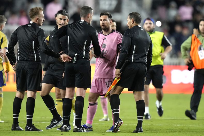 El argentino Lionel Messi, del Inter Miami, estrecha las manos del cuerpo arbitral tras un partido ante Real Salt Lake, el miércoles 21 de febrero de 2024 (AP Foto/Lynne Sladky)