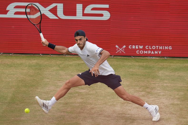 El argentino Francisco Cerúndolo busca la bola en el encuentro ante el estadounidense Tommy Paul en la final del torneo Queens Club el domingo 21 de junio del 2026. (AP Foto/Maja Smiejkowska)