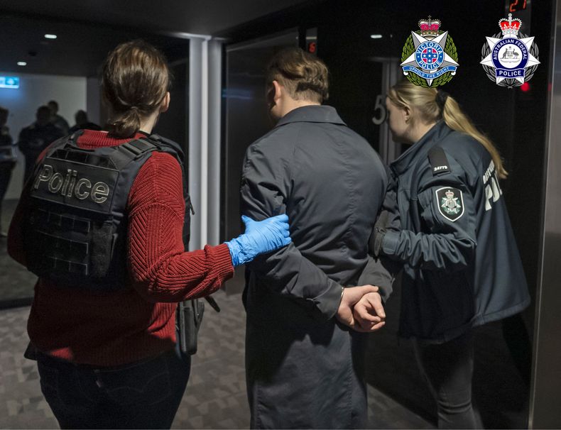En esta fotografía facilitada por la Policía Federal Australiana un hombre es detenido en Melbourne, el miércoles 14 de junio de 2023, dentro de una operación conjunta con Canadá y Nueva Zelanda contra una organización narcotraficante que contrabandeaba metanfetaminas por miles de millones de dólares. (Policía Federal Australiana vía AP)