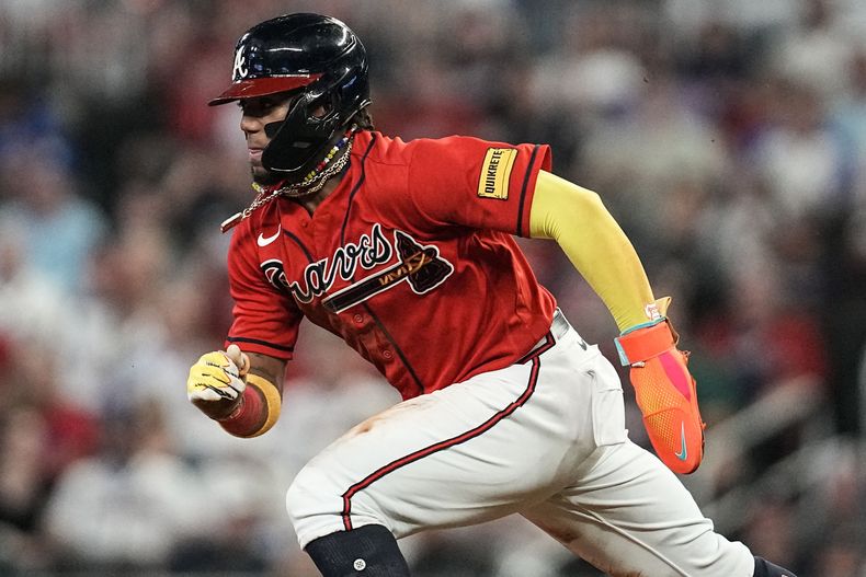 El venezolano Ronald Acuña Jr., de los Bravos de Atlanta, se roba la intermedia en el juego del viernes 29 de septiembre de 2023, ante los Nacionales de Washington (AP Foto/Mike Stewart)
