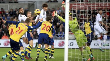 americateve | El arquero de Arsenal Wojciech Szczesny rechaza ante un ataque de Swansea en partido de la Liga Premier en Swansea, Gales, el 9 de noviembre del 2014. Swansea gan&oacute; 2-1. (AP Foto/Nick Potts/PA)  UNITED KINGDOM OUT