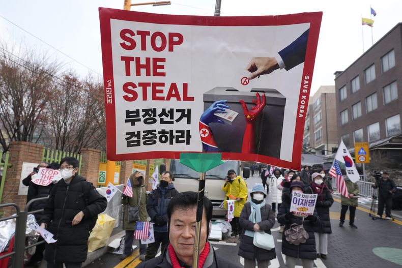 ARCHIVO - Partidarios del presidente surcoreano Yoon Suk Yeol , que ha sido apartado del cargo, asisten a una marcha contra su juicio político cerca de la residencia presidencial en Seúl, Corea del Sur, el 6 de enero de 2025. (AP Foto/Ahn Young-joon, Archivo)