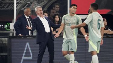 Javier Aguirre, técnico de México, así como sus jugadores Jesús Angulo y Erik Lira, hacen un reclamo al árbitro durante un partido amistoso ante Canadá, el martes 10 de septiembre de 2024, en Arlington, Texas (AP Foto/Tony Gutiérrez)