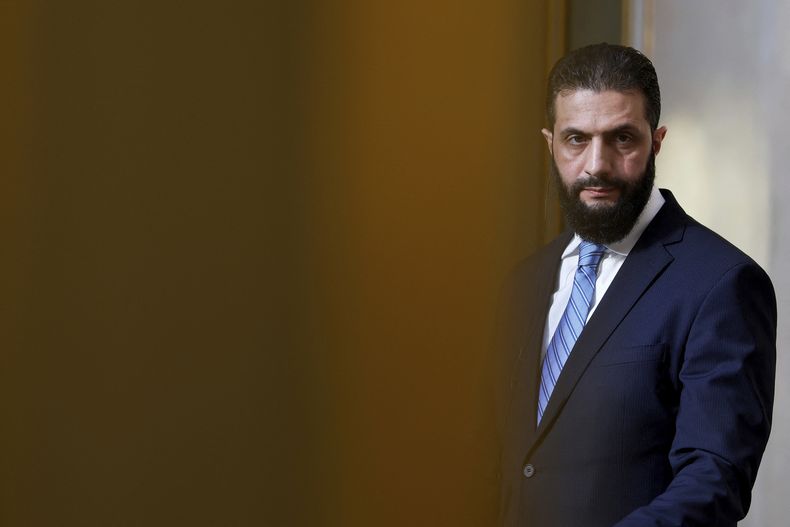 ARCHIVO - El presidente interino sirio, Ahmad al Sharaa, escucha durante una conferencia de prensa conjunta con el mandatario francés Emmanuel Macron tras reunirse con él en el Palacio del Elíseo, el 7 de mayo de 2025, en París. (Stephanie Lecocq/Foto compartida vía AP)