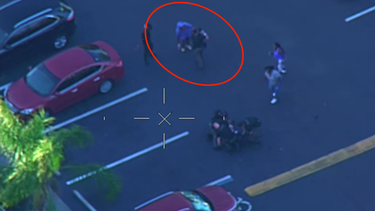 hombre en florida le tira su bebe a la policia