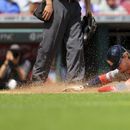 Nolan Gorman de los Cardenales de San Luis anota una carrera tras un lanzamiento descontrolado de Lucas Sims de los Rojos de Cincinnati, el jueves 25 de mayo de 2023. (AP Foto/Aaron Doster)