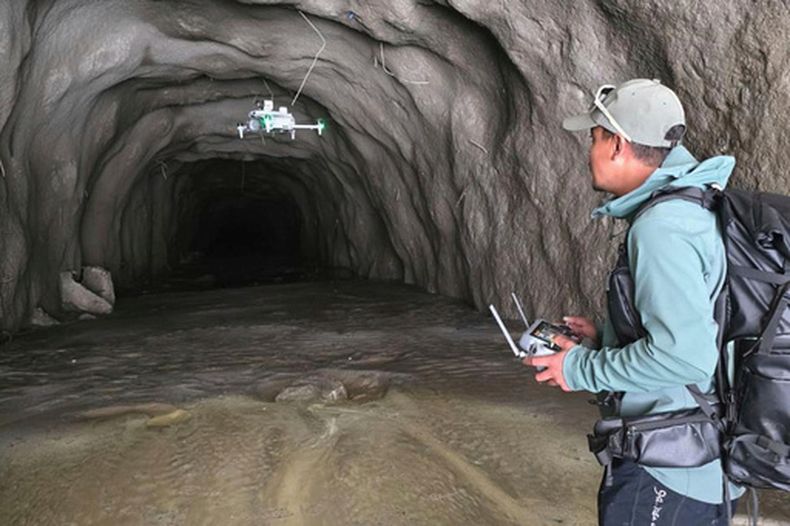 Manish Maharjan opera un dron a la entrada de un túnel en la instalación Rashuwaghadi en el distrito Rasuwa, Nepal, el 31 de agosto del 2026. (Manish Maharjan via AP)