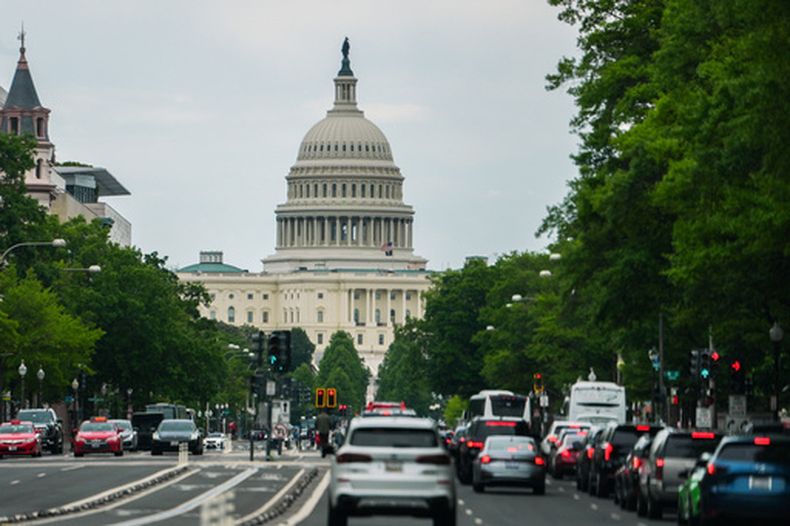 El Capitolio puede verse mientras los autos circulan por la Avenida Pennsylvania durante la hora pico, el miércoles 13 de mayo de 2026, en Washington. (AP Foto/Julia Demaree Nikhinson)
