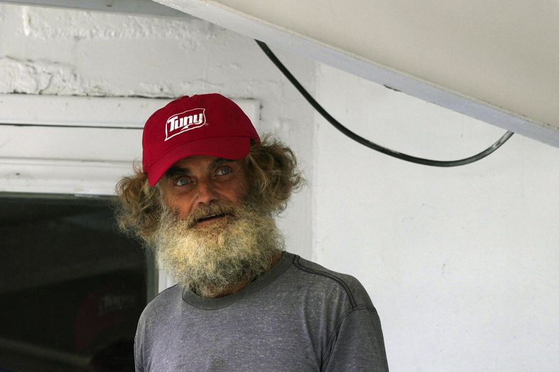 El australiano Timothy Lyndsay Shaddock, que estuvo tres meses a la deriva en el mar, al llegar a Manzanillo, México, el 18 de julio de 2023. (Foto AP /Fernando Llano)