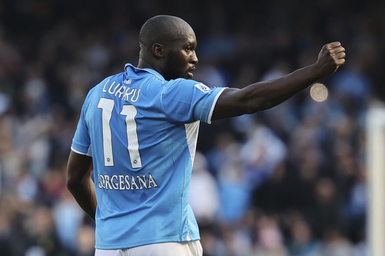 Romelu Lukaku (derecha) del Napoli celebra tras marcar un gol en la victoria 2-1 ante la Fiorentina en la Serie A de Italia, el domingo 9 de marzo de 2025, en Nápoles. (Alessandro Garofalo/LaPresse vía AP)